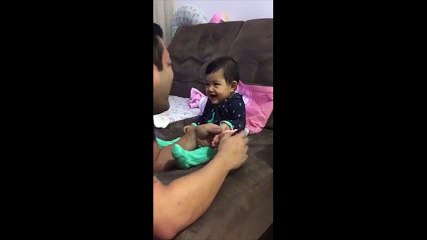 Bé gái lí lắc khi bố cắt móng tay hút 16 triệu view