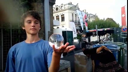 Trố mắt với màn ảo thuật cùng quả cầu thủy tinh y như trên phim