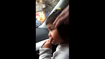 Em bé hát "Tìm lại bầu trời"