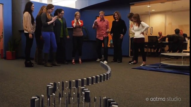 Xếp hình Domino bằng 10.000 chiếc iPhone 5