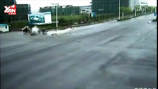 Tại nạn tông xe oto kinh hoàng