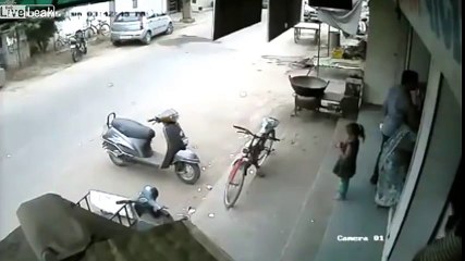 Đừng bao giờ để trẻ em một mình với xe máy khi không có sự quan sát