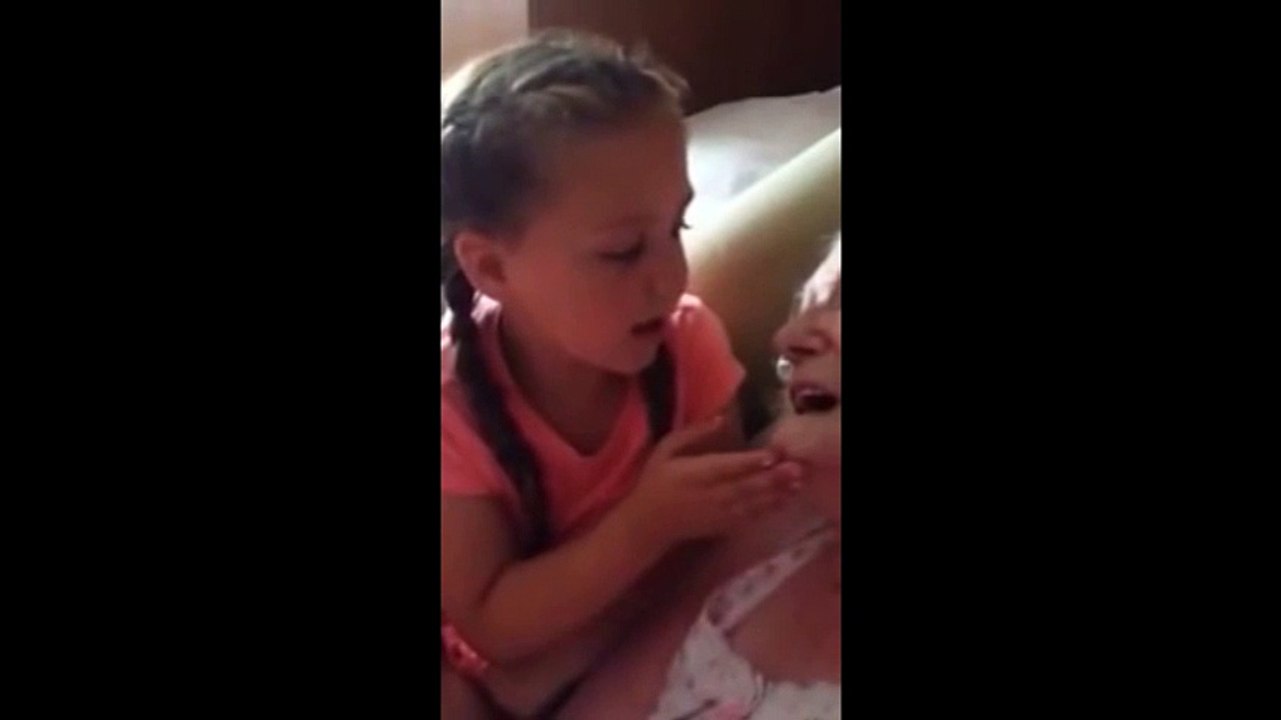 Màn hát ru "you are my sunshine" cho bà ngoại của cô bé 5 tuồi