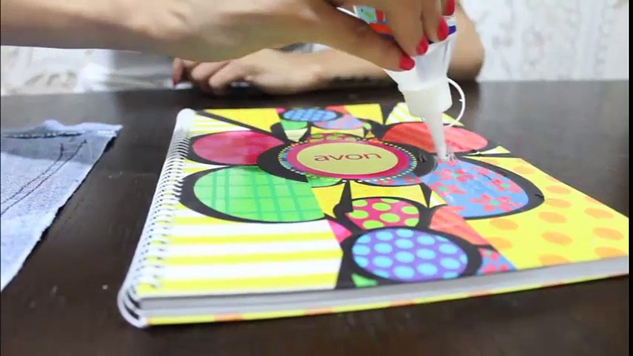 Bao sổ đi học với quần jeans rách cũ