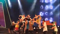 Tóc Tiên nhảy vũ điệu cồng chiêng tại VTV Awards 2015