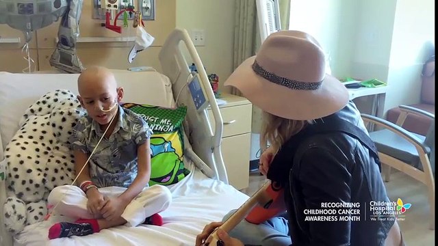 Rơi nước mắt với giọng hát trong trẻo của cô bé bệnh ung thư