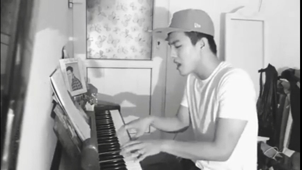 Hot boy vừa đàn vừa hát làm "tan chảy" bao trái tim