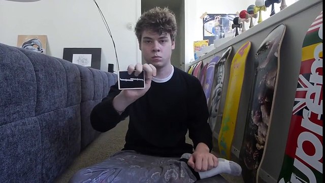 Chàng trai làm ảo thuật siêu đỉnh chỉ với 2 lá bài