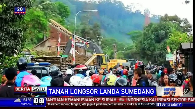 Warga Sumedang Mulai Bersihkan Rumah dari Lumpur Banjir Bandang
