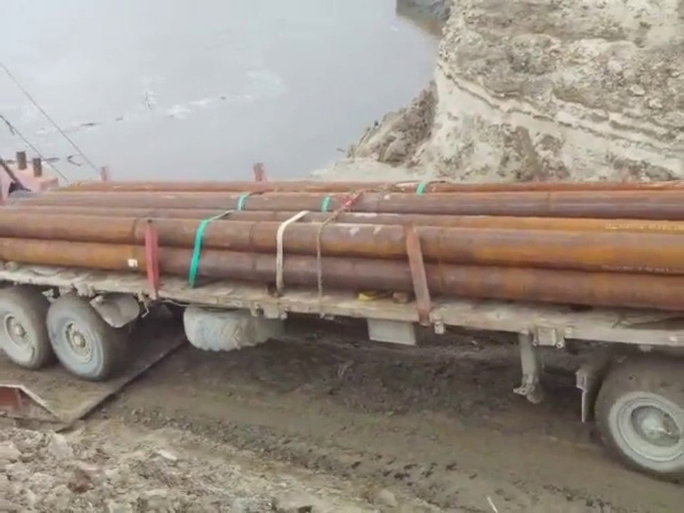 Chargement d'un camion en marche arrière sur une barge... FAIL