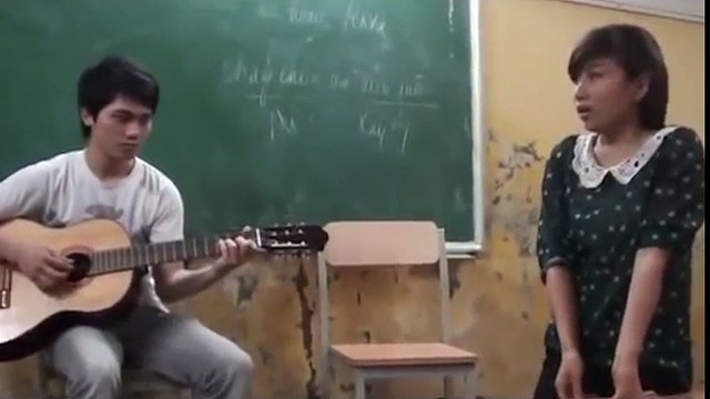 Nam sinh đàn cho cô giáo hát Có khi nào rời xa cực tình cảm