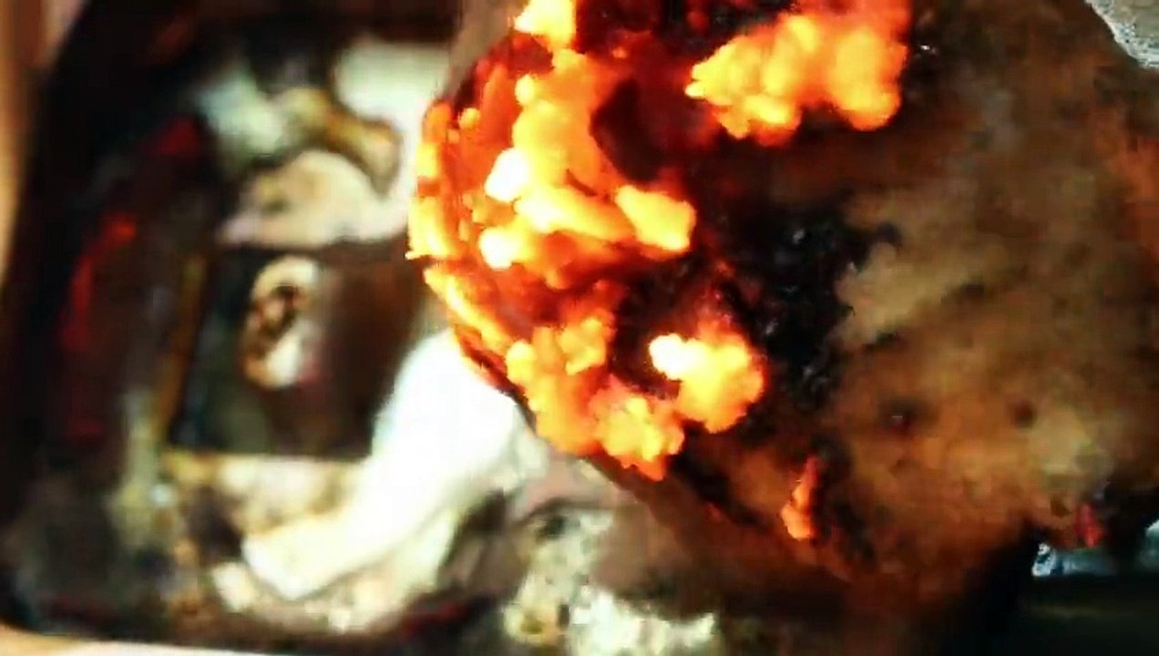 Il filme des objets brûler en gros plan et c’est magnifique