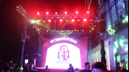 Trần Bảo Sơn "hi sinh" đời trai với hàng chục chân dài