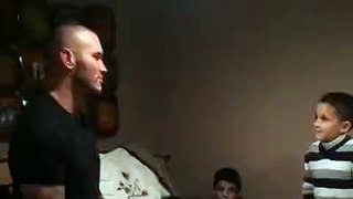 فيديو.. ابن راندي أورتون يضربه بالقاضية RKO - MBC.net