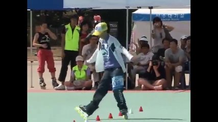 Cô bé nhảy trên giày patin cực đỉnh