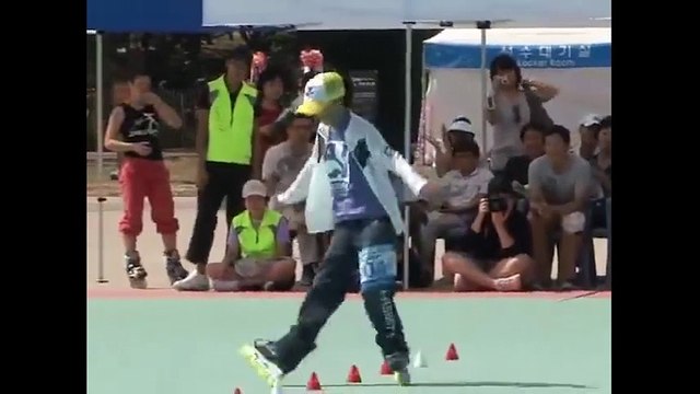 Cô bé nhảy trên giày patin cực đỉnh