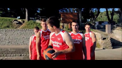 14/8 - 5 chàng trai biểu diễn tưng bóng quá sáng tạo