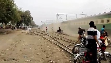 H-or-rific LIVE ac-ci-dent, Bike- h-i-t by train in Pakistan, Caug-ht on CAMERA