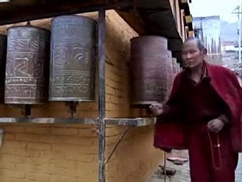 Impressionnant ! Après 20 ans de dévotion, ce moine bouddhiste laisse ses empreintes sur le plancher du temple !