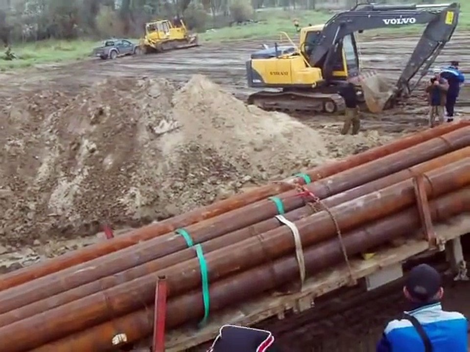 Un camion rate totalement son embarquement sur une barge et finit à l'eau