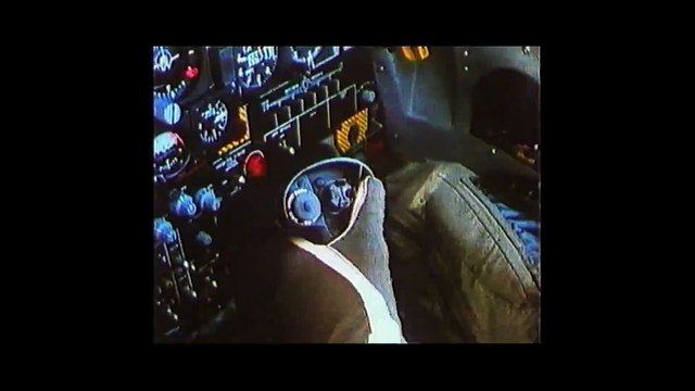 19/8 - Xe hơi bay qua trực thăng ngoạn mục