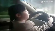 Tin tức - Video bé gái lái ô tô trên đường, mẹ ngồi bên cổ vũ gây phẫn nộ