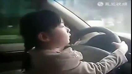 Tin tức - Video bé gái lái ô tô trên đường, mẹ ngồi bên cổ vũ gây phẫn nộ