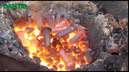 10/8 - Tung hứng sắt nóng bằng tay không