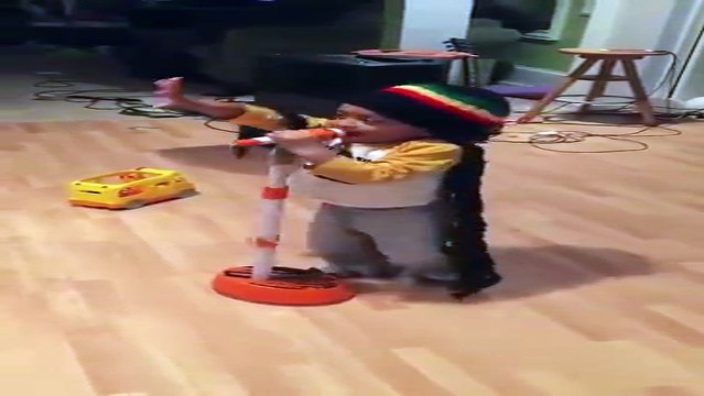 10/8 - Chú bé 3 tuổi thần tượng nhạc reggae