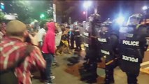 IMAGENS FORTES! Polícia entra em confronto com manifestantes nos EUA