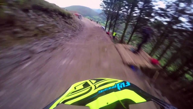 Run d'une course de VTT de descente en vue GoPro... OUF !