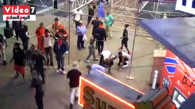 وأمطرت الشرطة الأمريكية المتظاهرين، الذين أغرقوا شوارع مدينة تشارلوت، بوابل من قنابل الغاز المسيل للدموع