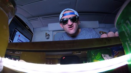 Casey Neistat nous fait embarquer avec lui en première classe d’un vol  Émirates Airlines et vous allez voir...