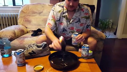 Un homme mange un cactus enflammé