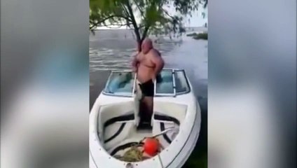 Hombre pasa estrecheces en su barco por sobrepeso...