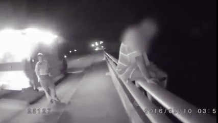 Policía evita suicidio de un hombre hablando de fútbol americano