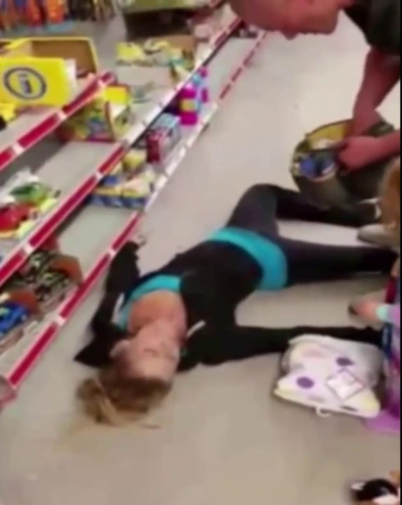 Séquence choc : un bébé de 2 ans tente de réveiller sa mère en pleine overdose