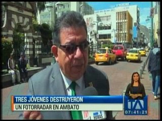 Tres jóvenes destruyeron un fotorradar en Ambato