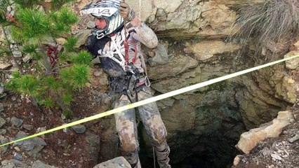 Un motard et sa moto-cross tombent dans un puits