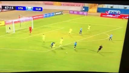 Il part de sa surface, traverse tout le terrain et marque