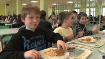 فرنسا تسعى للحد من تبذير مطاعم المدارس