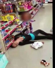 En pleine overdose sa petite fille de 2 ans essaie de la réveiller par tous les moyens