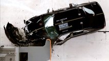 2015 Chrysler 300 small overlap IIHS crash test