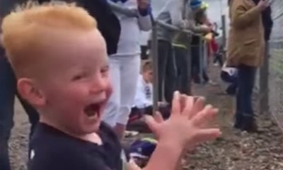 Un enfant de 2 ans est fou de joie devant une course de moto !