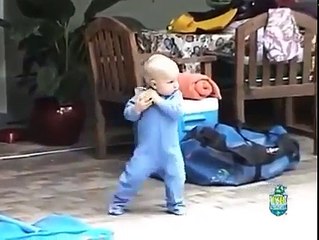 Bebé sorprendió  con lo que hizo  en la piscina