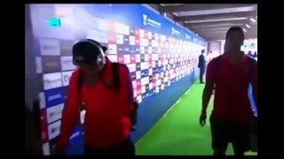 Neymar fait une blague de gamin à Suarez