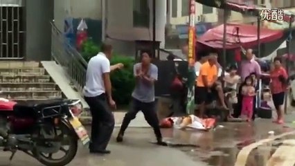 Dos hombres protagonizan una graciosa pelea de kung fu en plana calle