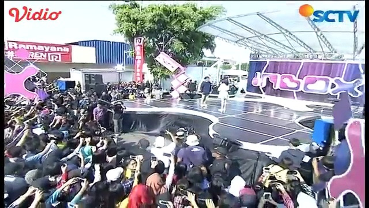 Ricky Harun dan Allesia Cestaro (Galau Mikirin...