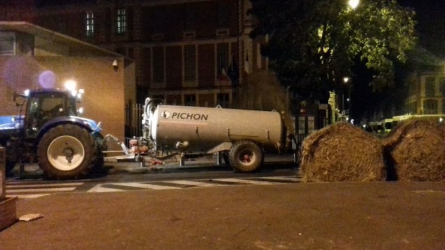 Nuit de l'ours à Montauban : les agriculteurs déversent du lisier devant la préfecture