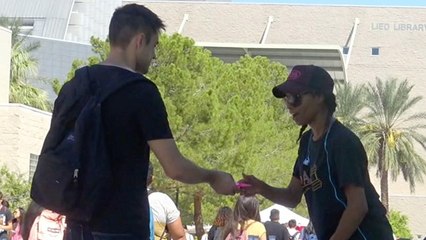Thoughtful Guy Delivers Nice Notes To Make Strangers Smile